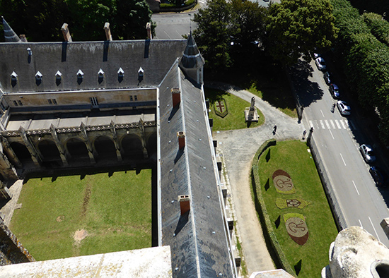 cloitre vue du ciel 550