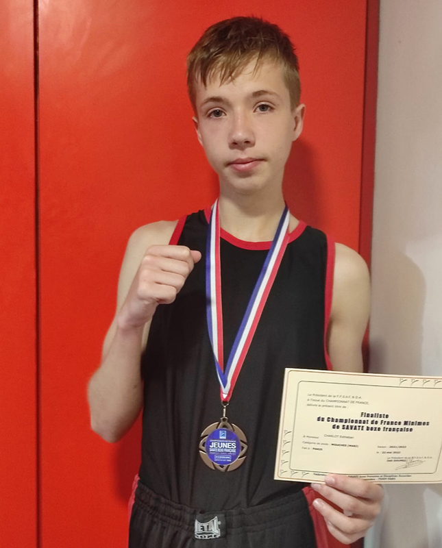 Esthéban CHARLOT 3ème et médaillé de bronze des championnats de France minimes de savate boxe française 2022-800px