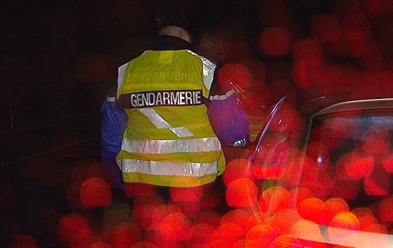 gendarme sous la pluie