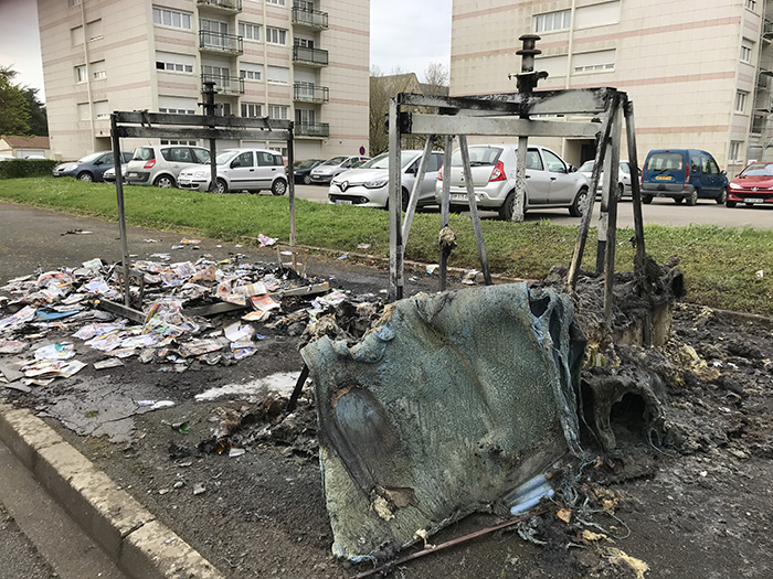 Incendie poubelles Rue Pasteur 2