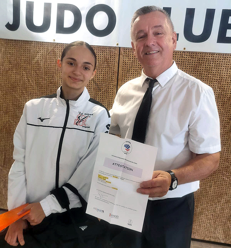 Tahis Guignon recevant son diplome de 1er DAn